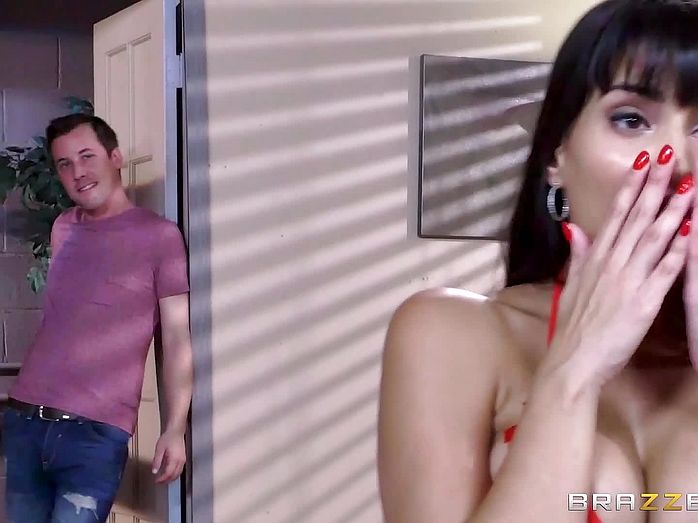 call girl Mercedes Carrera gives a surprise client a scorching session